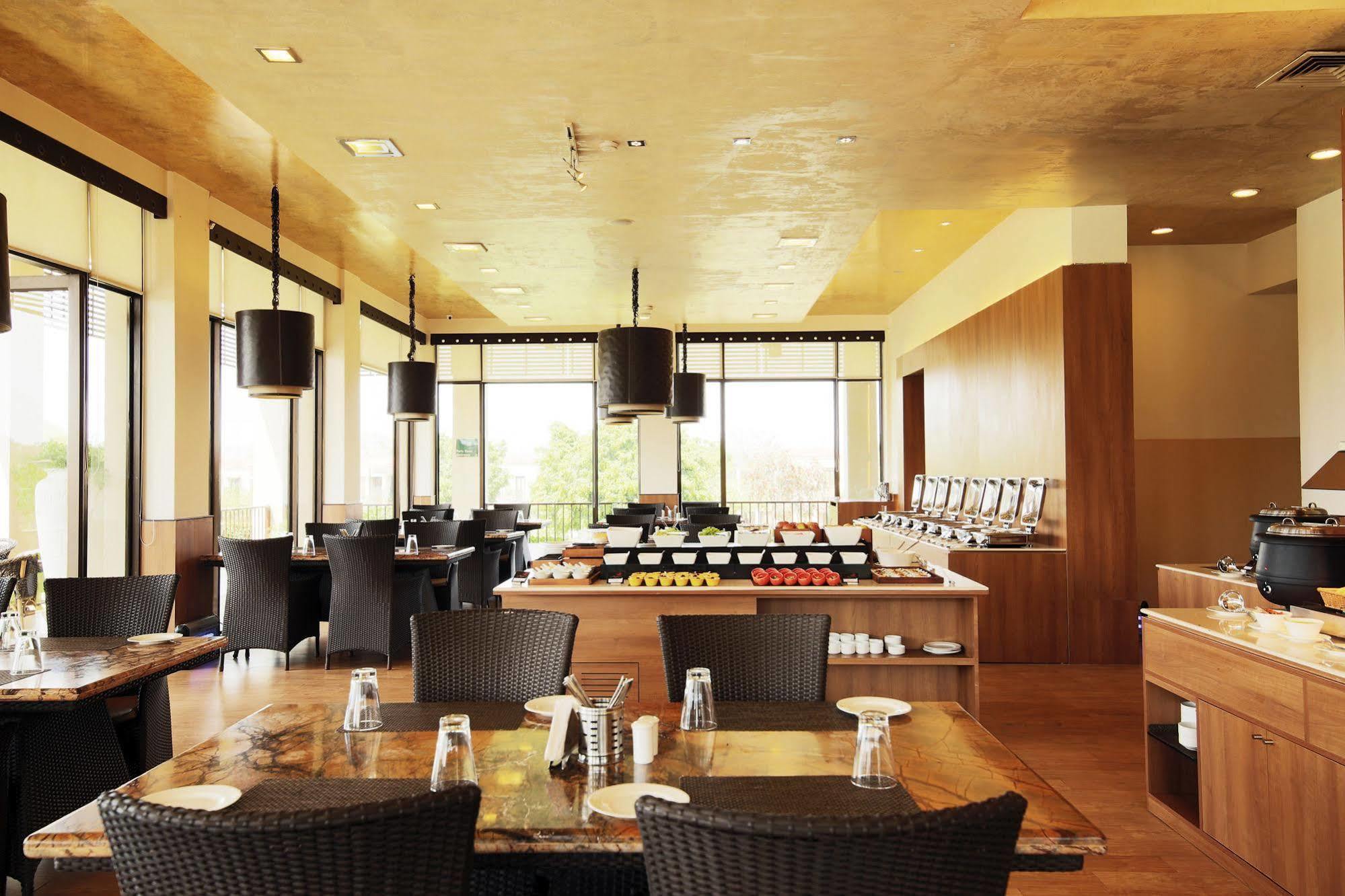 Lemon Tree Hotel, Tarudhan Valley, Manesar Gurgáon Exteriér fotografie