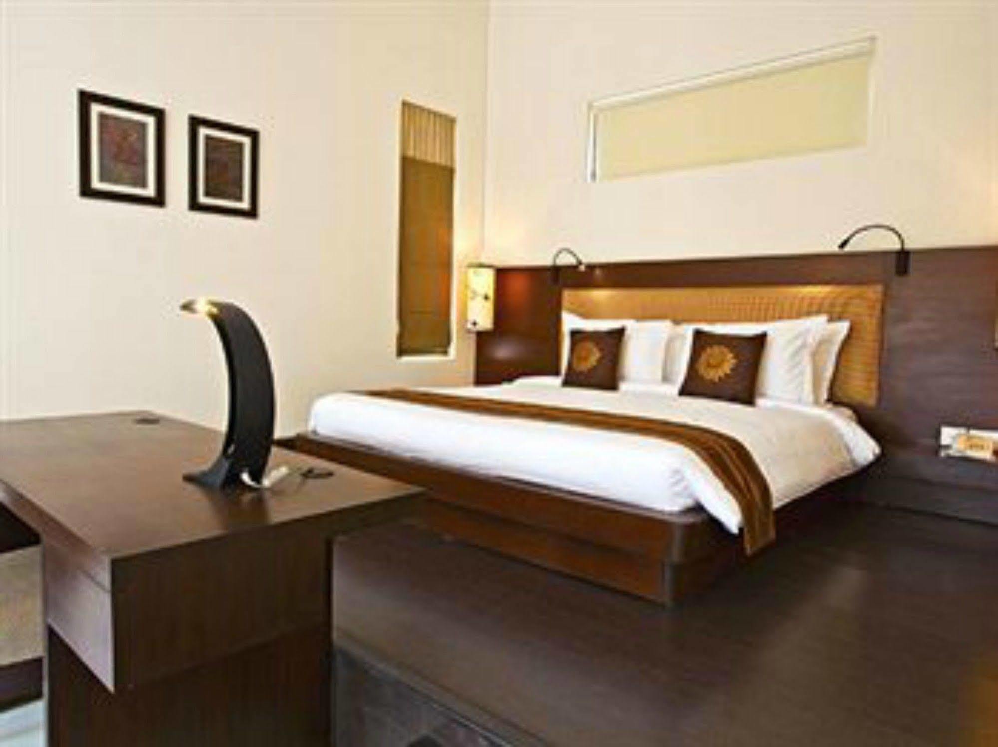 Lemon Tree Hotel, Tarudhan Valley, Manesar Gurgáon Exteriér fotografie