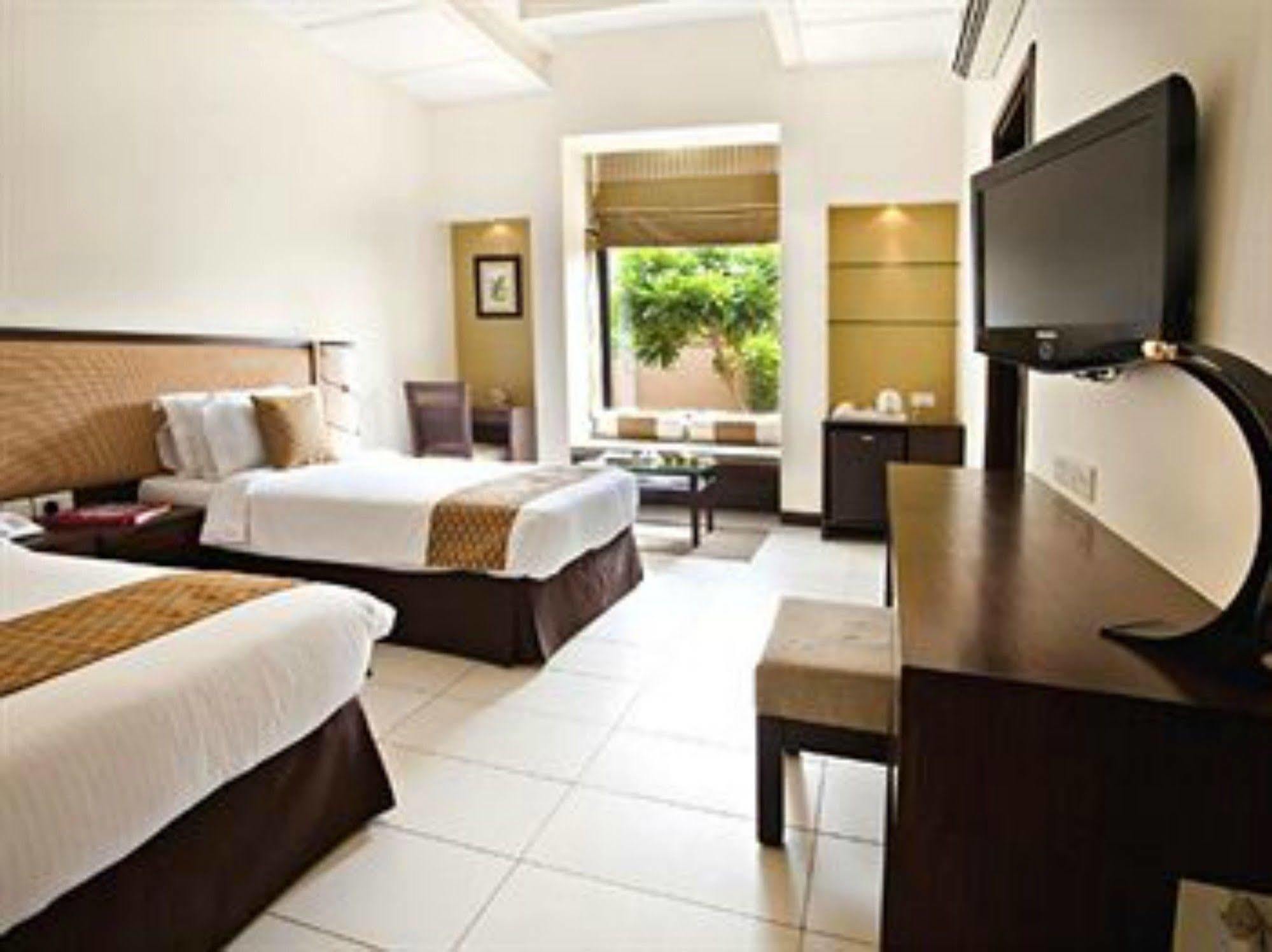 Lemon Tree Hotel, Tarudhan Valley, Manesar Gurgáon Exteriér fotografie