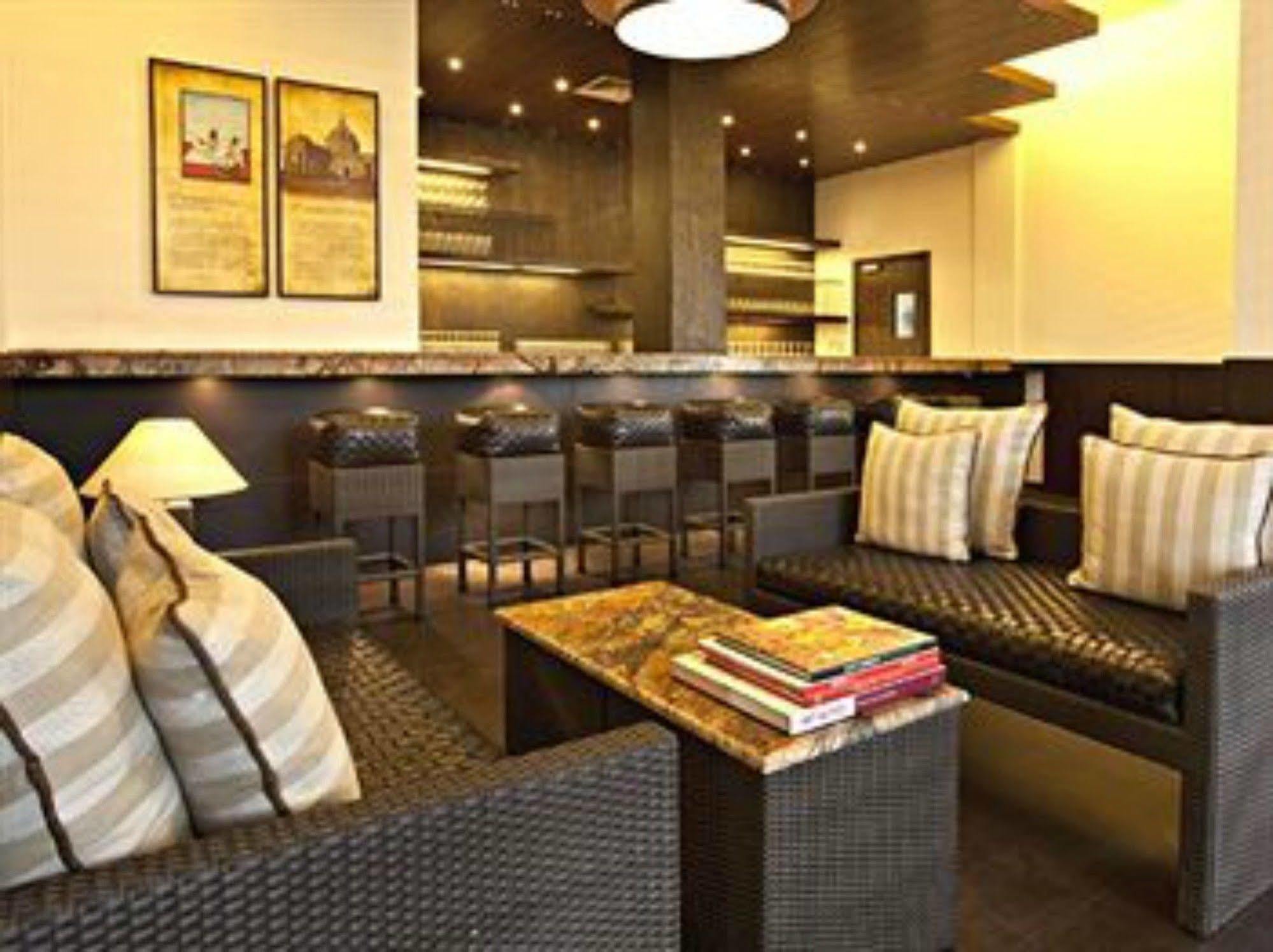 Lemon Tree Hotel, Tarudhan Valley, Manesar Gurgáon Exteriér fotografie