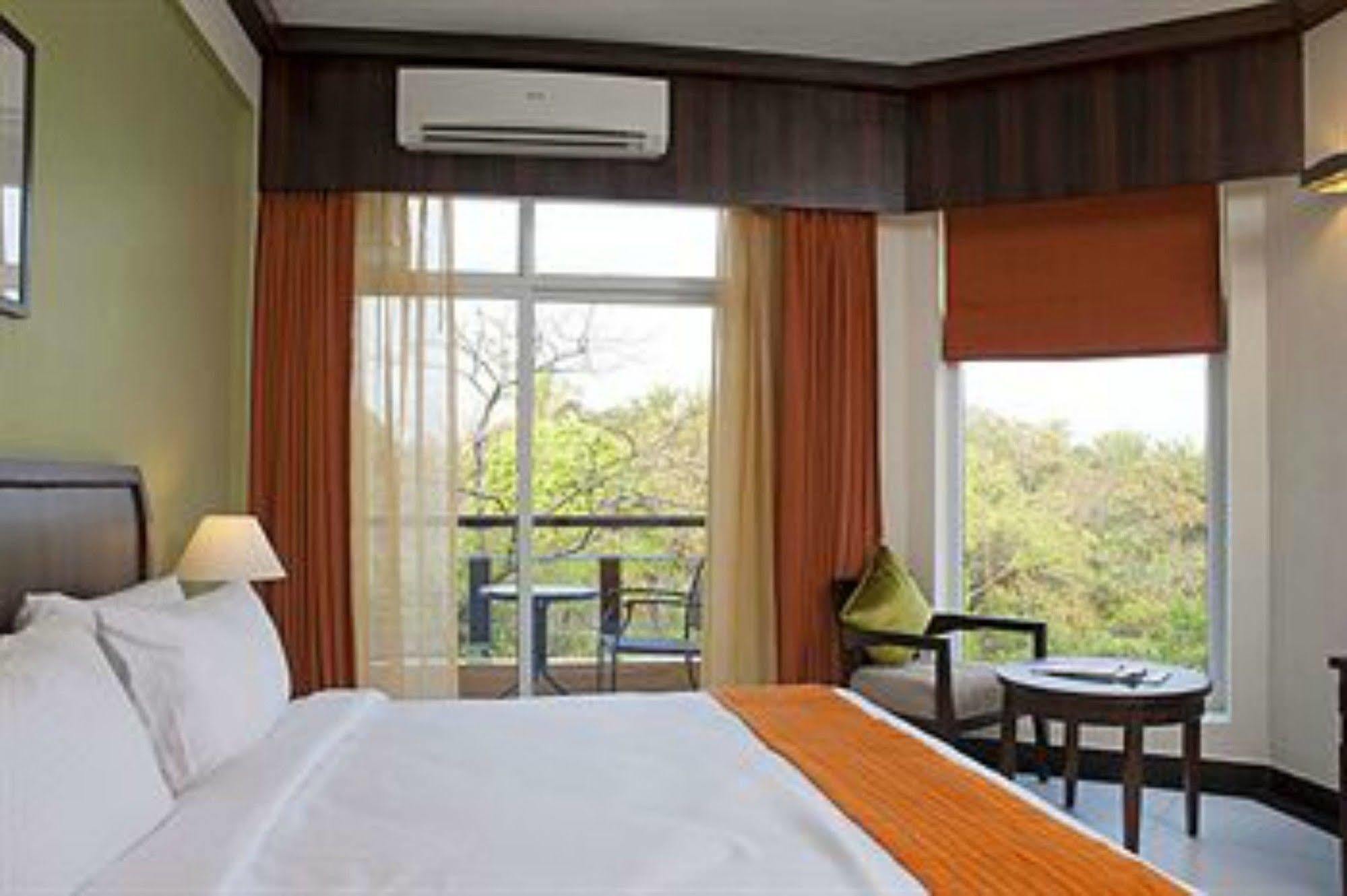 Lemon Tree Hotel, Tarudhan Valley, Manesar Gurgáon Exteriér fotografie
